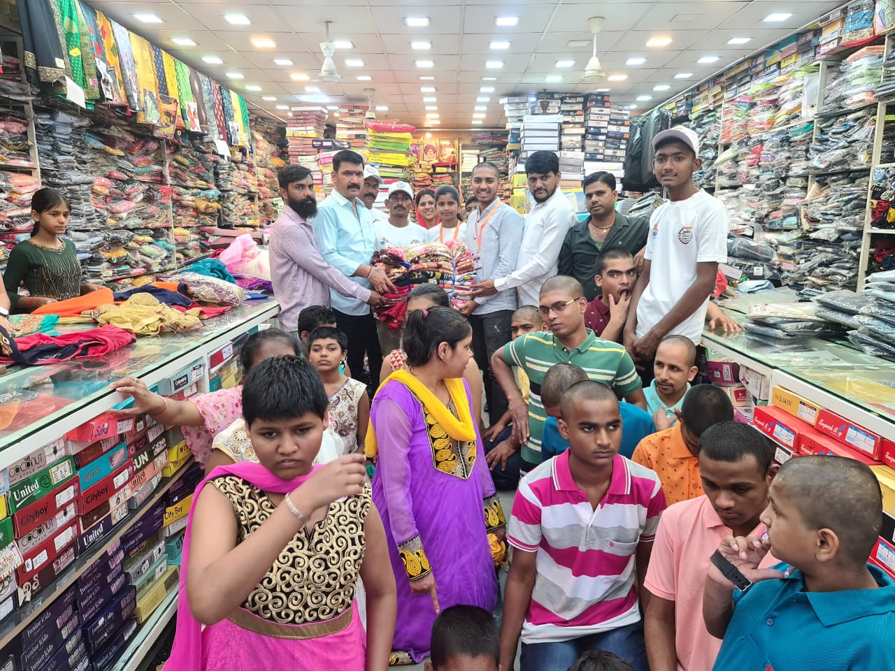 दिवाळीनिमित्त नाना काटे सोशल फाऊंडेशन तर्फे अनाथ आश्रमातील मुलांना कपडे भेट