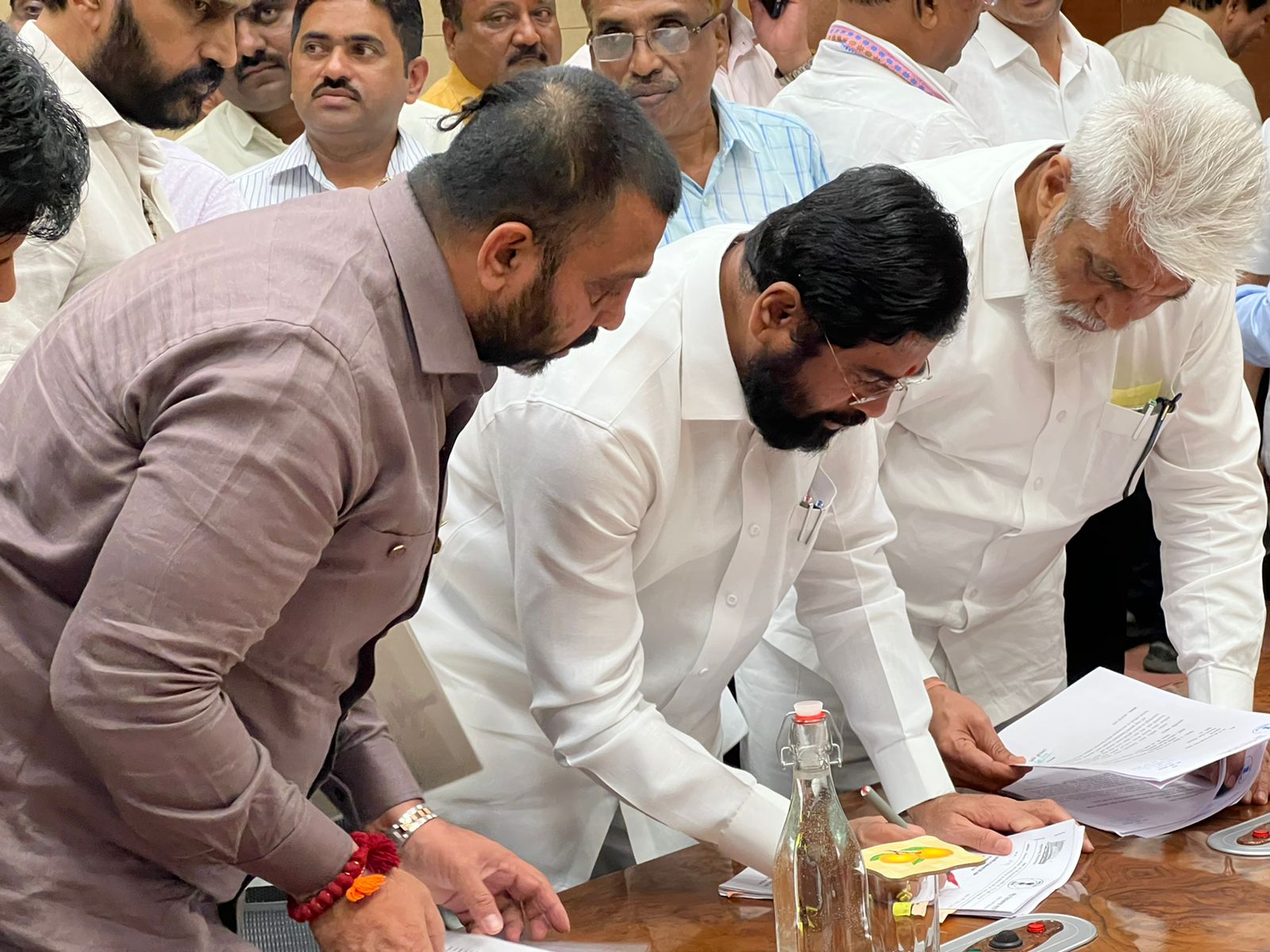 पिंपरी-चिंचवडमधील प्रलंबित प्रश्नांबाबत मुख्यमंत्र्यांना साकडे!