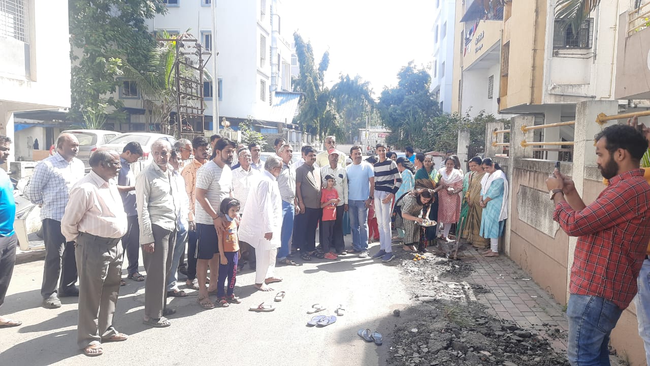 नवी सांगवी येथील शिवाजी पार्कमध्ये गॅस पाईपलाईन टाकण्याचे काम सुरू; माजी नगरसेवक नवनाथ जगताप यांच्या हस्ते भूमिपूजन