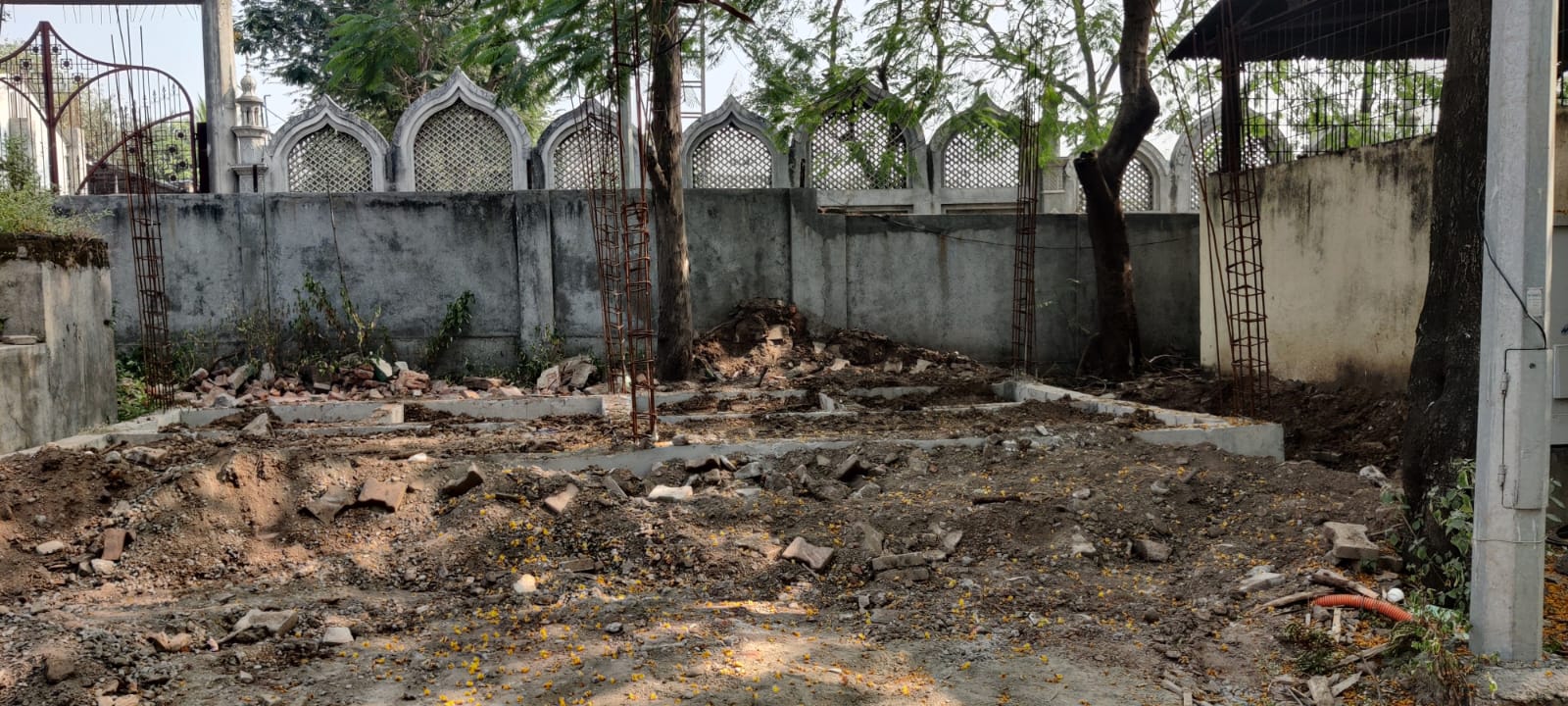 दिव्या खाली अंधार.. स्वच्छ सर्वेक्षणावर लाखोंची उधळपट्टी करणाऱ्या महापालिकेच्या निगडी स्मशानभूमीतील शौचालय तब्बल दोन वर्षांपासून बंद