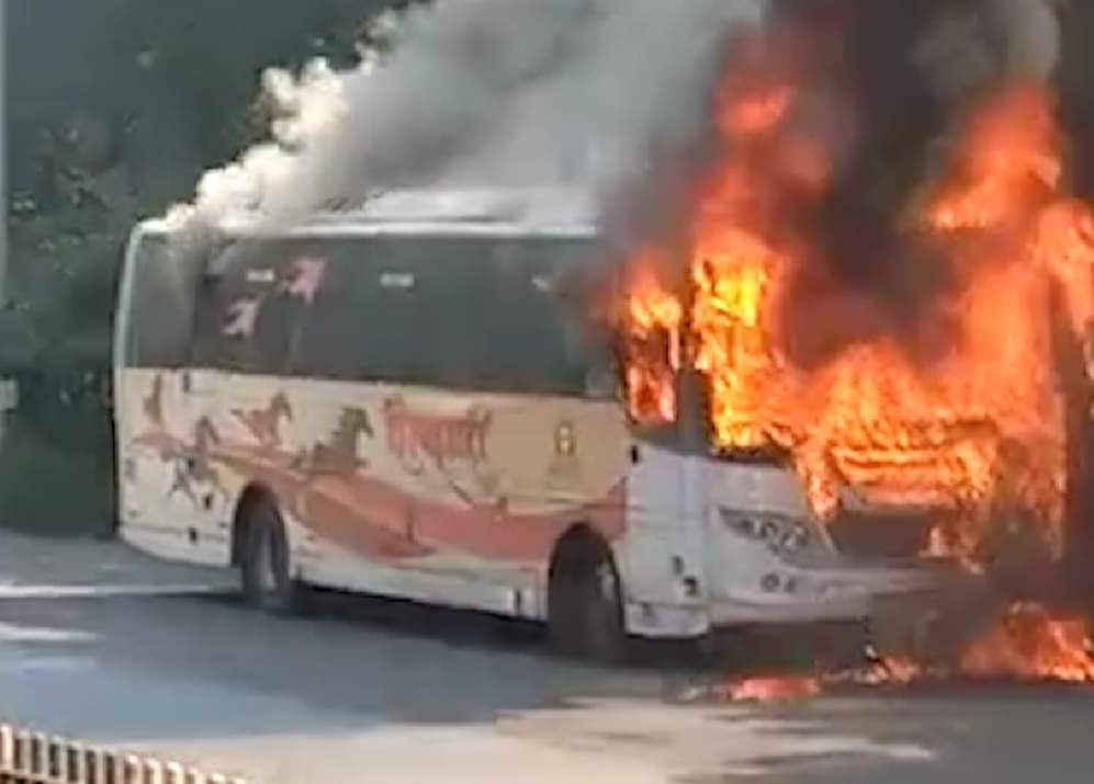 पुण्यातील शास्त्रीनगर चौकात यवतमाळ - चिंचवड शिवशाही बसला भीषण आग