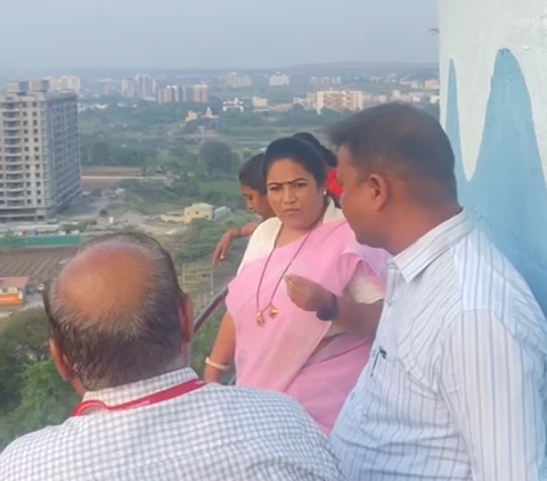 चऱ्होलीतील विस्कळीत पुरवठ्यामुळे माजी नगरसेविका विनया तापकीर यांचे पाण्याच्या टाकीवर चढून आंदोलन