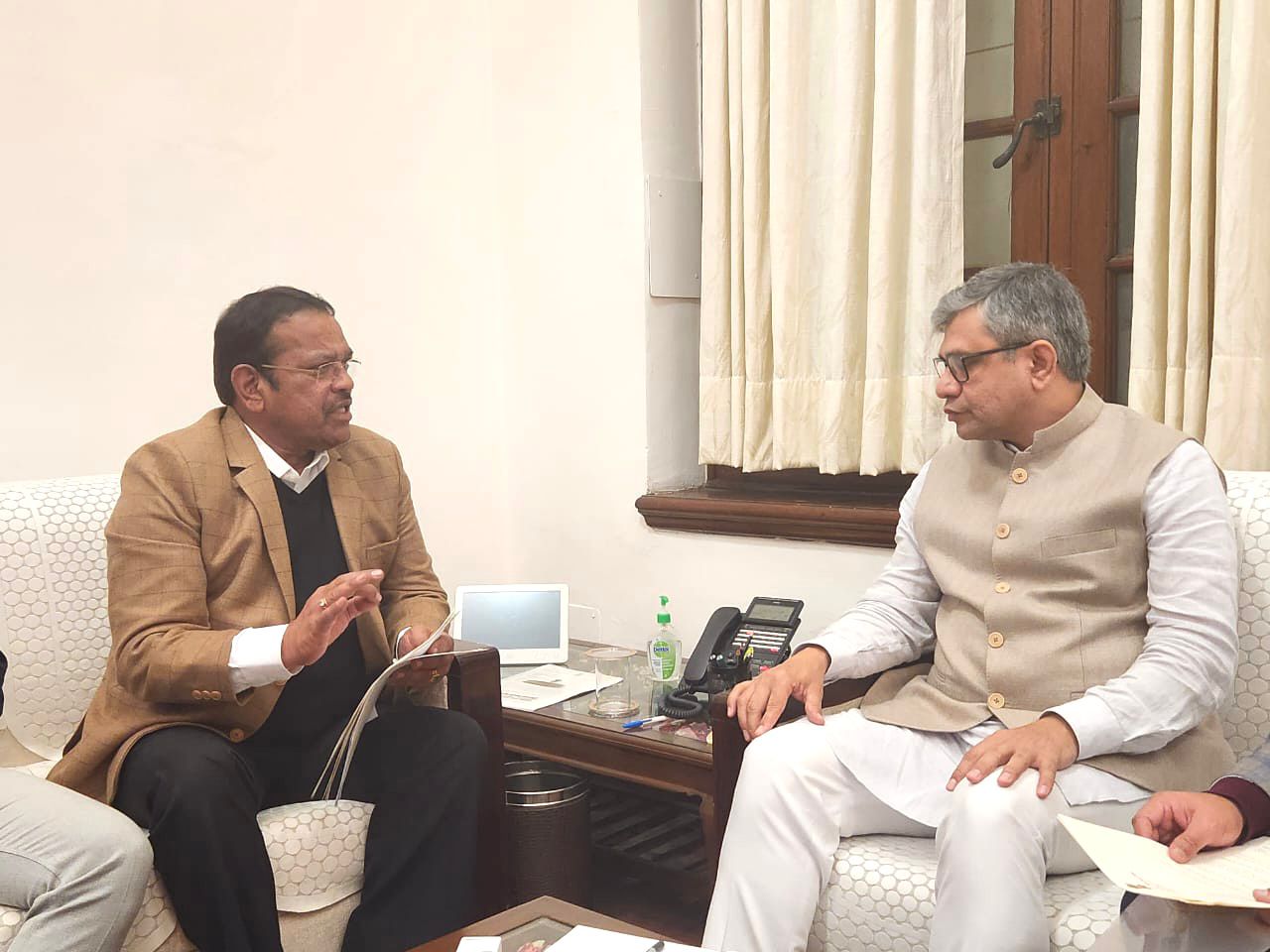 मावळ लोकसभा मतदारसंघातील रेल्वे प्रश्नांना गती मिळणार, रेल्वेमंत्र्यांनी घेतला आढावा; खासदार श्रीरंग बारणे यांची माहिती