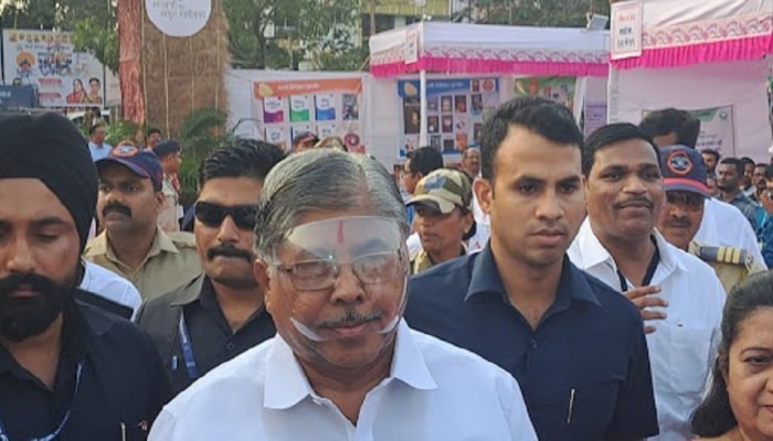 चंद्रकांत पाटील यांना शाईफेकीचा धसका? बचावासाठी फेसशिल्डचा वापर