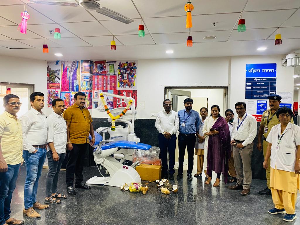 संदीप वाघेरे यांच्या वतीने जिजामाता रुग्णालयास डेंटल चेअर व एक्स-रे मशीन भेट