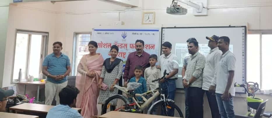 सोशल हॅन्ड फाउंडेशन व सामाजिक कार्यकर्त्या मंजुश्री राजपूत यांच्या तर्फे गरजू विद्यार्थ्यांना सायकली भेट