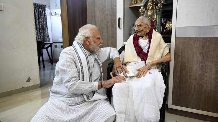 पंतप्रधान मोदींना मातृशोक : हिराबेन मोदींचं वयाच्या १०० व्या वर्षी निधन