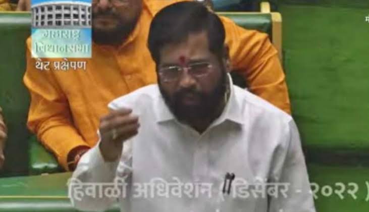 कर्नाटकाच्या मराठी विरोधी प्रवृत्तीचा निषेधाचा मुख्यमंत्र्यांनी मांडलेला ठराव विधीमंडळात एकमताने मंजूर