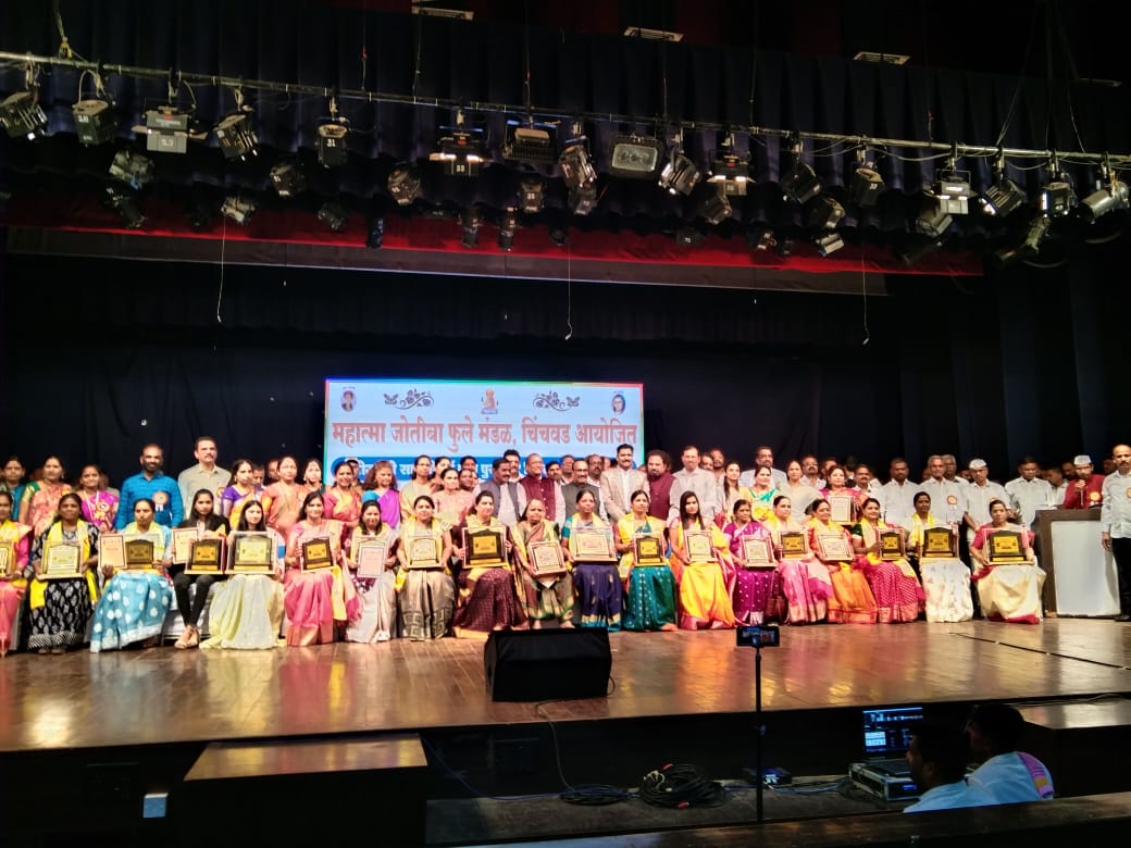 महात्मा ज्योतिबा फुले मंडळाच्या वतीने सावित्रीच्या २१ लेकिंचा सहकार मंत्री सावेंच्या हस्ते सन्मान