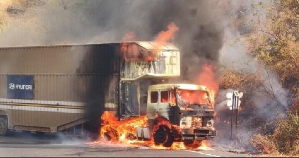 खंबाटकी घाटात दोन ट्रकचा भीषण अपघात; डिझेल टाकी फुटल्याने दोन ट्रक भस्मसात