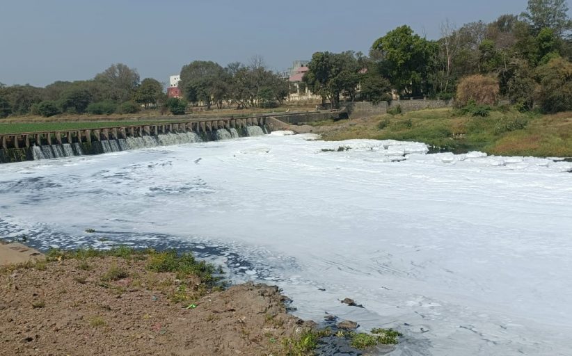 आळंदीतील इंद्रायणी नदीच्या पात्रात मोठ्या प्रमाणात फेसयुक्त पाणी