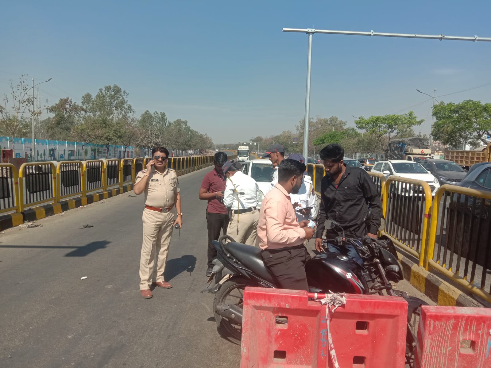 सांगवी वाहतूक पोलीसांची मोठी कारवाई : बीआरटी मार्गातून येणाऱ्या २०० वाहनांवर आज दंडात्मक कारवाई; १५ दिवसांत विशेष मोहिमेत १३ लाख ८७ हजारांचा दंड वसूल