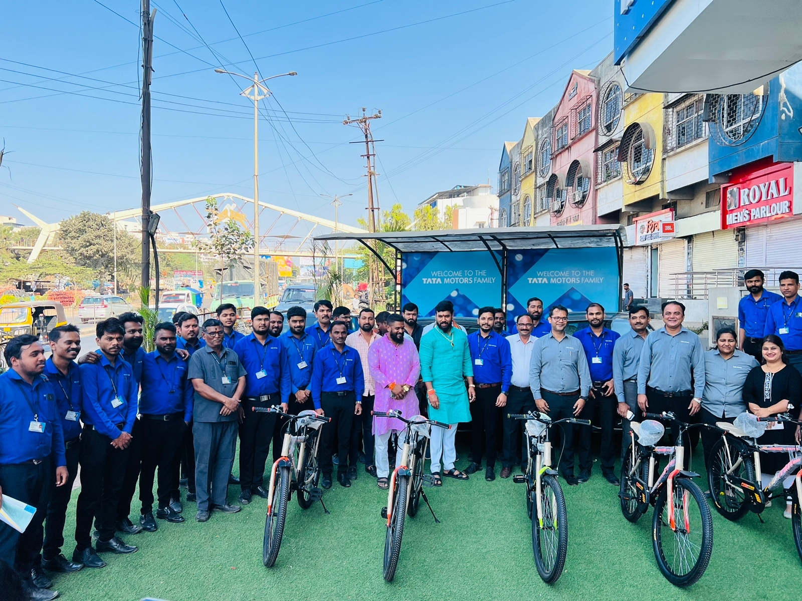 शिवजयंती निमित्त भोसरीतील पंचजन्य ऑटोमोबाईल्सच्या वतीने गरजू विद्यार्थ्यांना ५ सायकली भेट