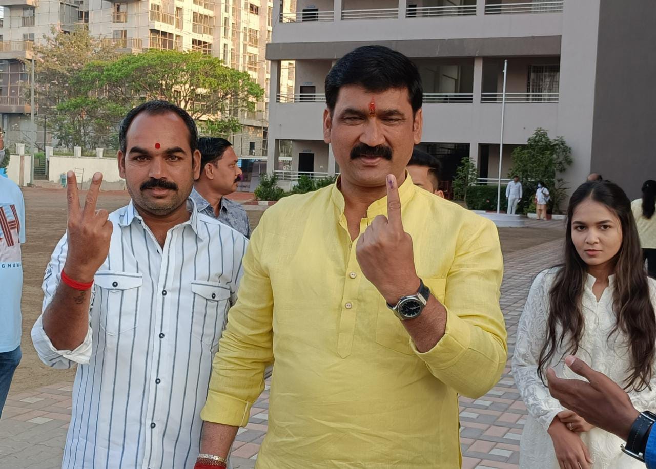 महाविकास आघाडीचे उमेदवार नाना काटे यांनी बजावला मतदानाचा हक्क