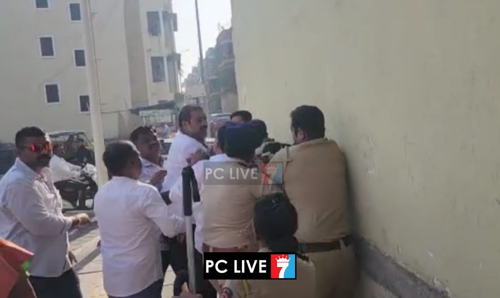 भाजपाचे माजी नगरसेवक सागर आंगोळकर आणि अपक्ष उमेदवार राहुल कलाटे यांच्या समर्थकांमध्ये हाणामारी