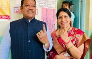 खासदार श्रीरंग बारणे यांनी सहपत्निक केले मतदान