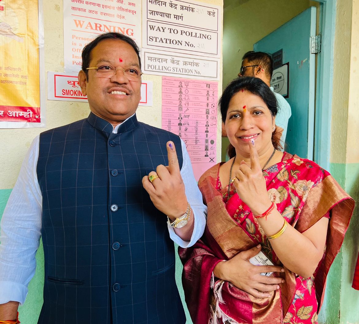 खासदार श्रीरंग बारणे यांनी सहपत्निक केले मतदान
