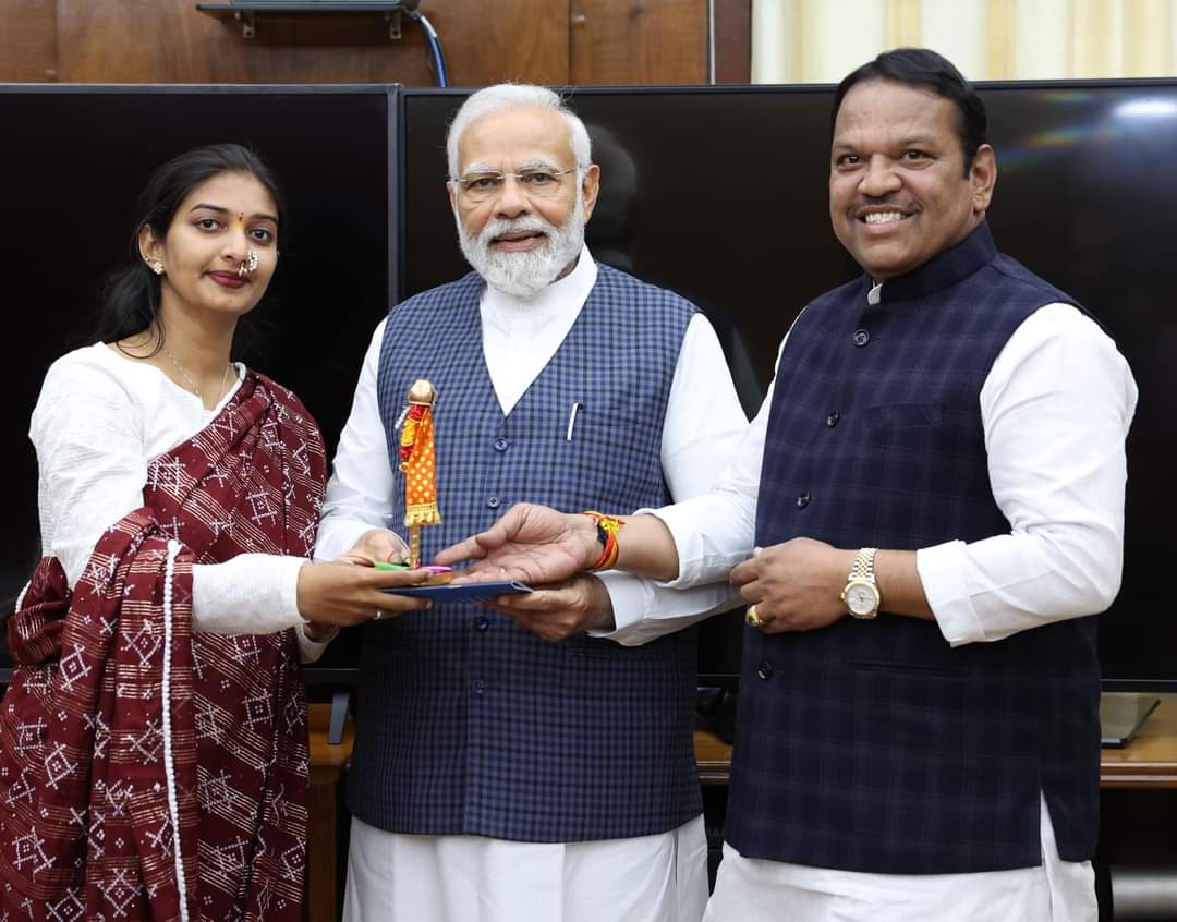 नऊवारी साडी नेसून दुचाकीवरून जगभ्रमंती करणाऱ्या चिंचवडच्या रमाबाईने घेतली पंतप्रधानांची भेट