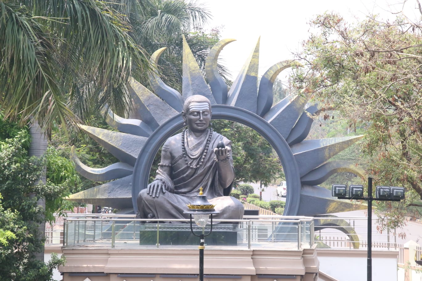 निगडीतील महात्मा बसवेश्वर महाराज यांच्या पूर्णाकृती पुतळ्याचे काम पूर्ण