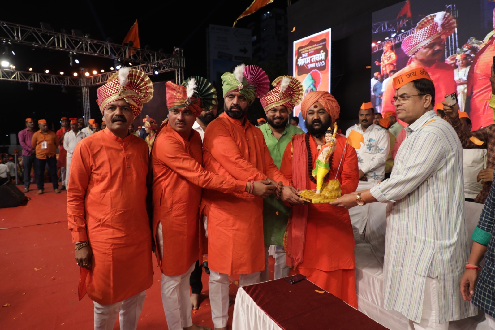 परमोच्च त्याग, समर्पण भावनेचे प्रतिक म्हणजे भगवा रंग!