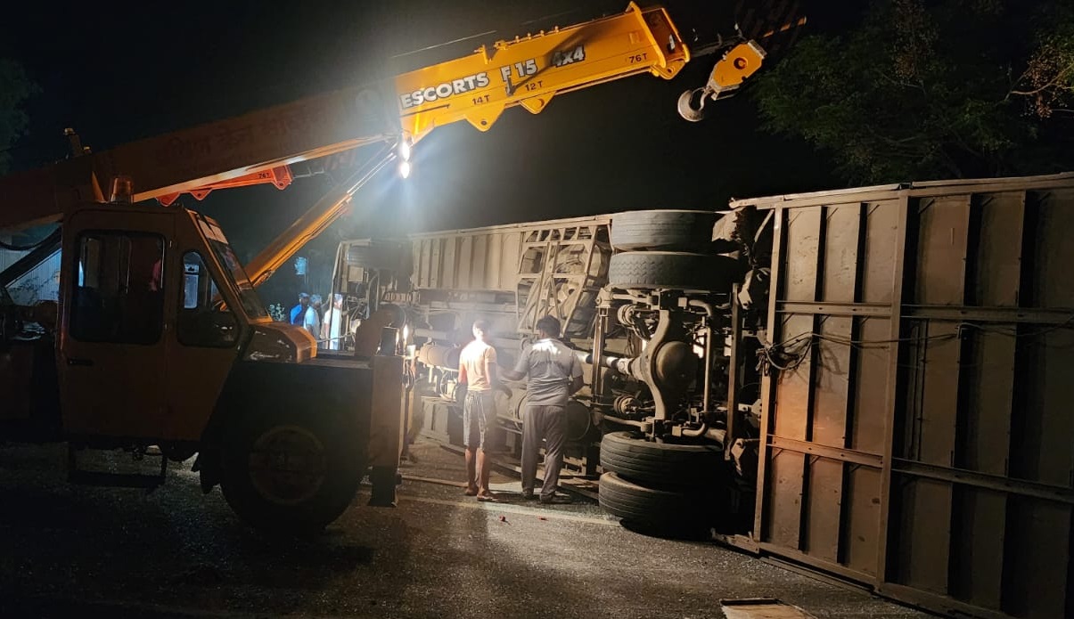 पुणे-सोलापूर महामार्गावर भीषण अपघात, १० जण जखमी