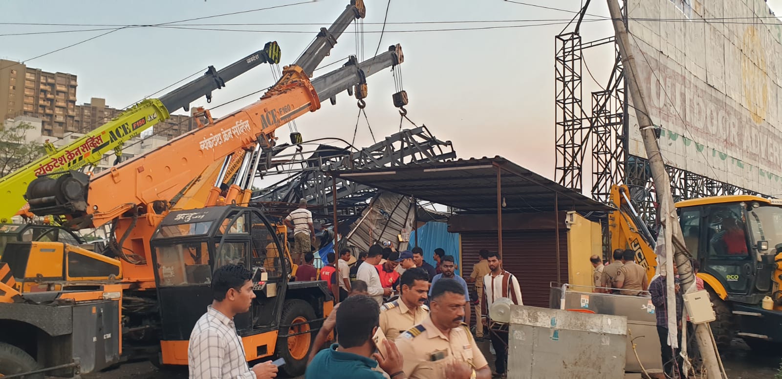 किवळे येथे होर्डिंग कोसळल्याने ५ जणांचा मृत्यू