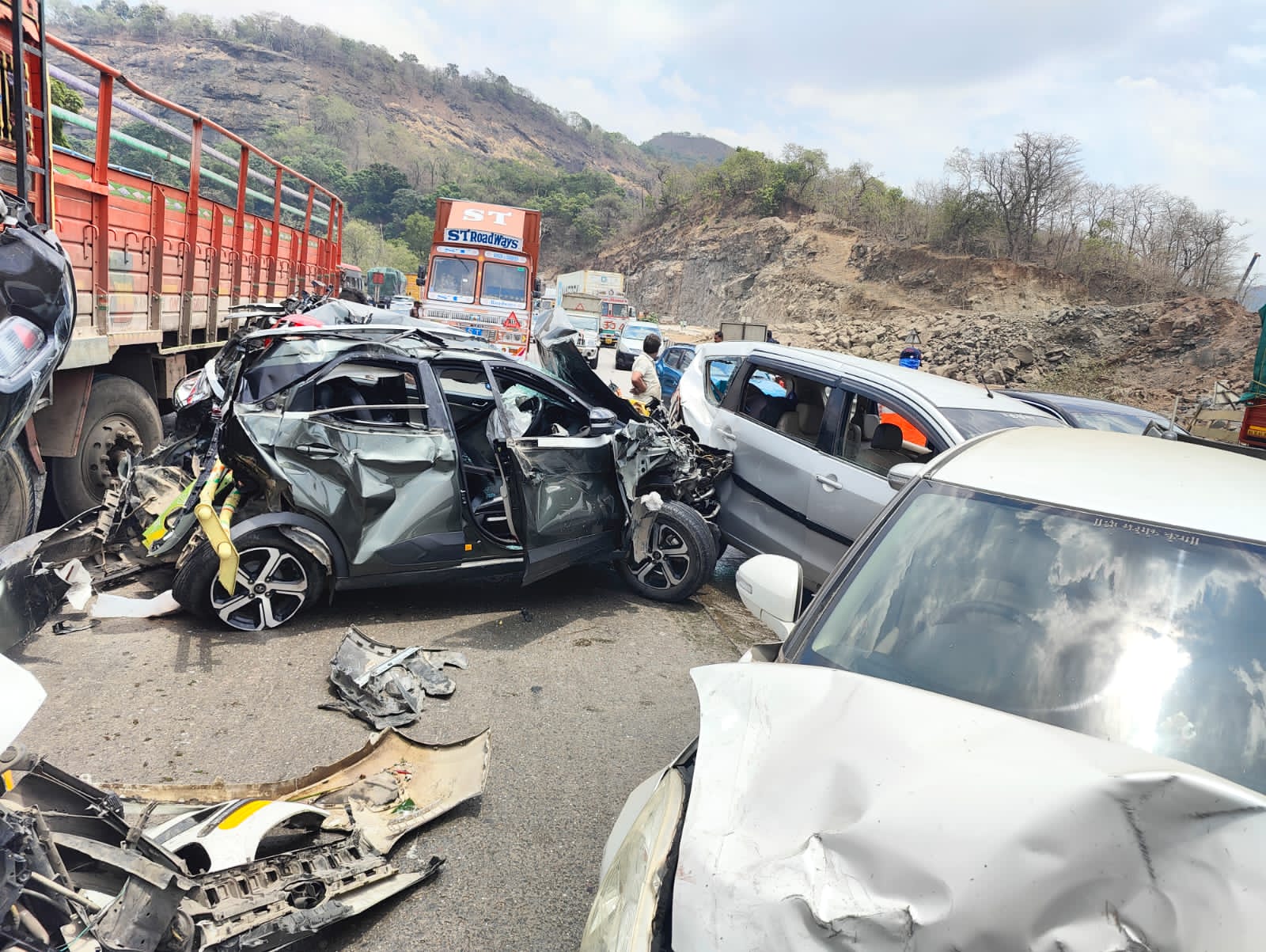 पुणे-मुंबई द्रुतगती मार्गावर विचित्र अपघात, ७ ते ८ वाहने एकमेकांवर आदळली