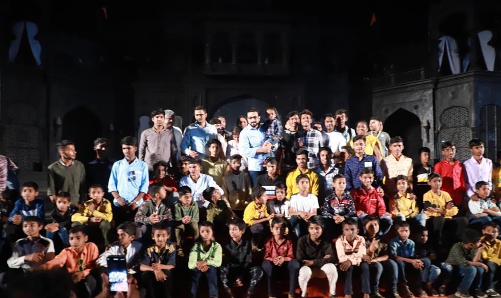 डॉ. अमोल कोल्हे आणि टीमकडून प्रेक्षकांना पेढे वाटून स्वागत; 'शिवपुत्र संभाजी' महानाट्यांच्या सेटवर छत्रपती संभाजी महाराजांची जयंती साजरी