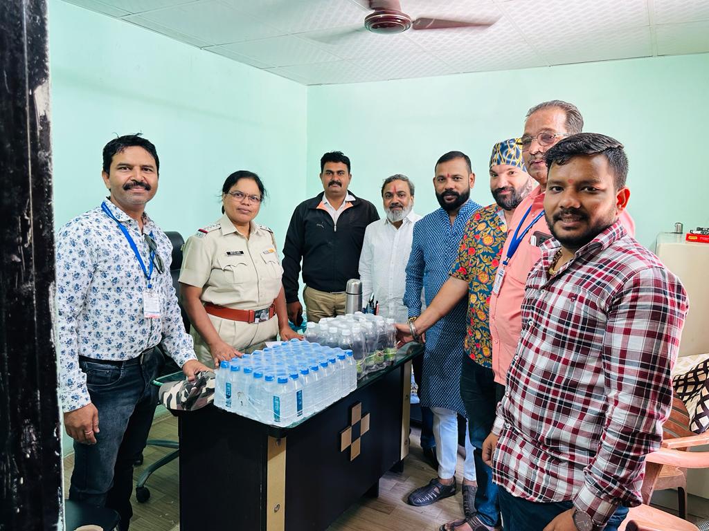 पोलीस फ्रेन्डस् वेलफेअरच्या वतीने वाहतूक पोलिसांना थंड जिरा सोडा आणि पाण्याच्या बाटल्यांचे वाटप