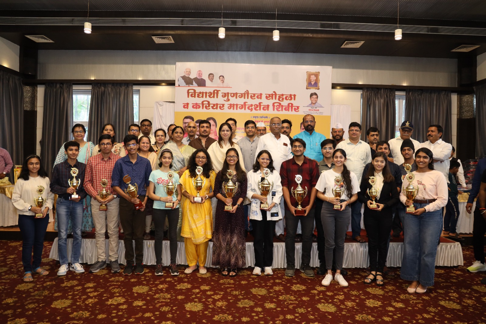 शत्रुघ्न काटे युथ फाउंडेशनच्या वतीने दहावी व बारावीतील गुणवंत विद्यार्थ्यांचा सत्कार