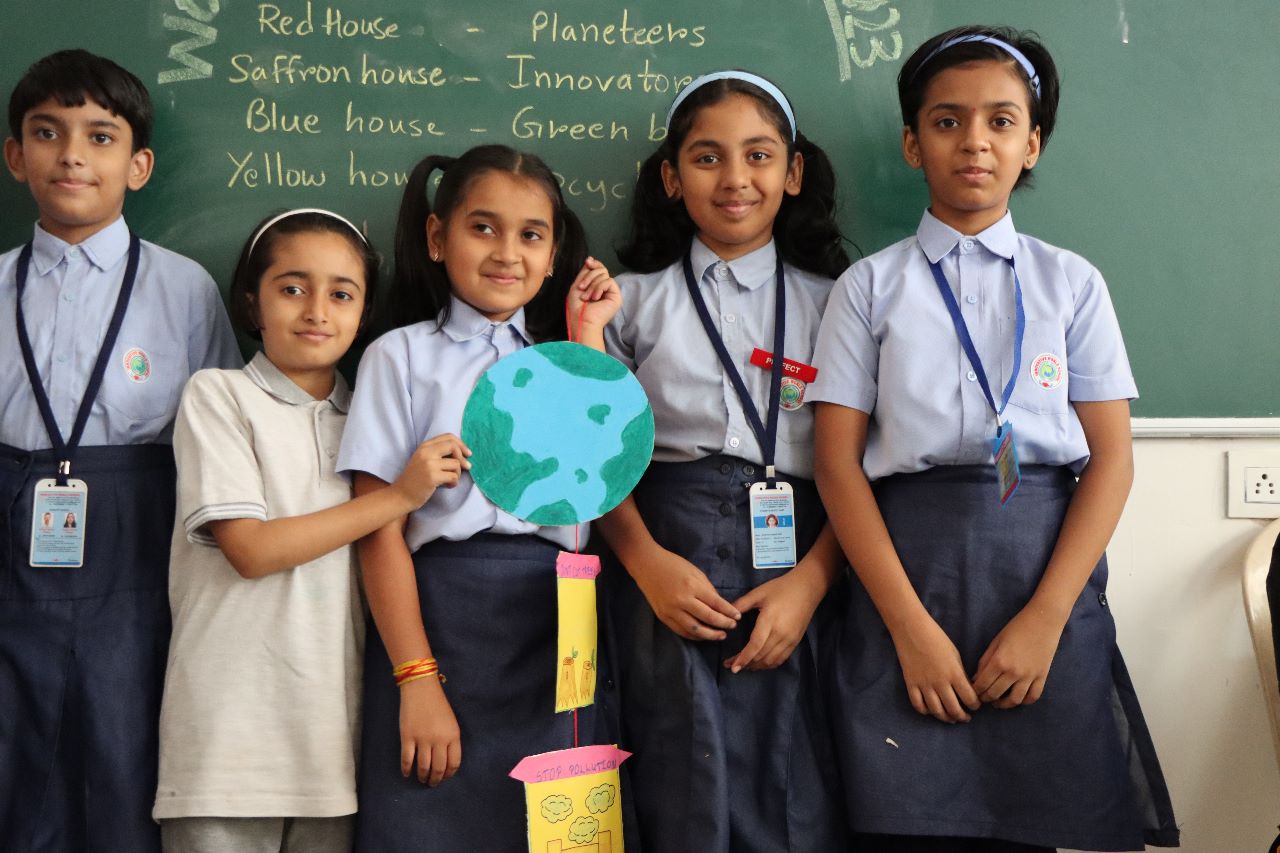 इनोव्हेटिव्ह वर्ल्ड स्कूलमध्ये साहसी दफ्तर विरहित दिवस