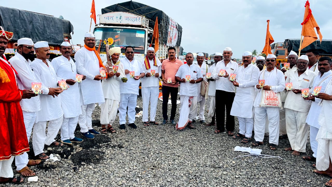 प्रेरणा परिवार सोशल फाउंडेशनच्या वतीने वारीच्या वाटेवर भजनी मालिकांचे वाटप
