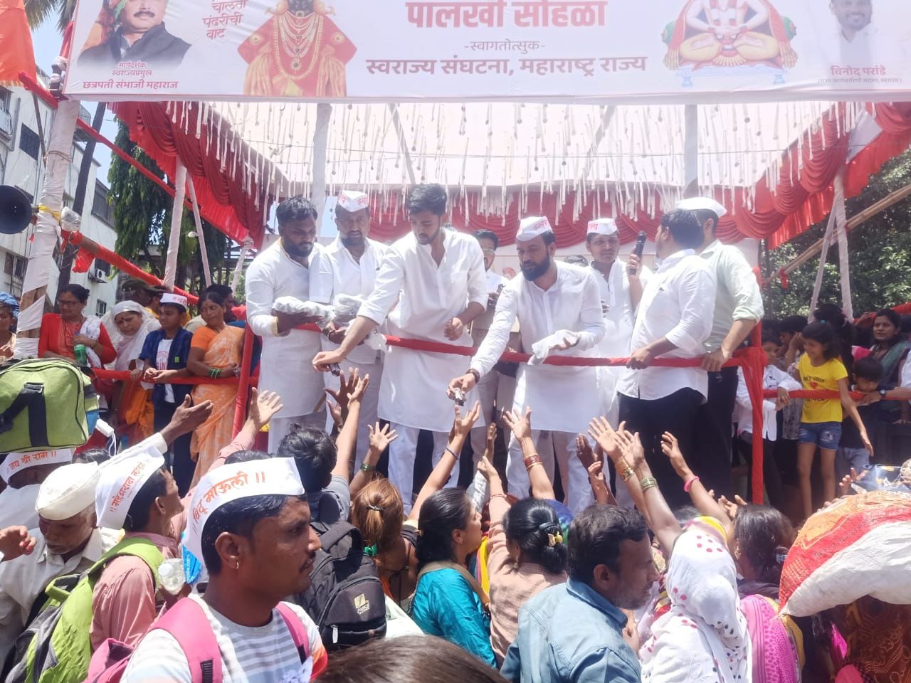 स्वराज्य पक्षाच्या वतीने विश्रांतवाडीमध्ये वारकरी भक्तांची सेवा