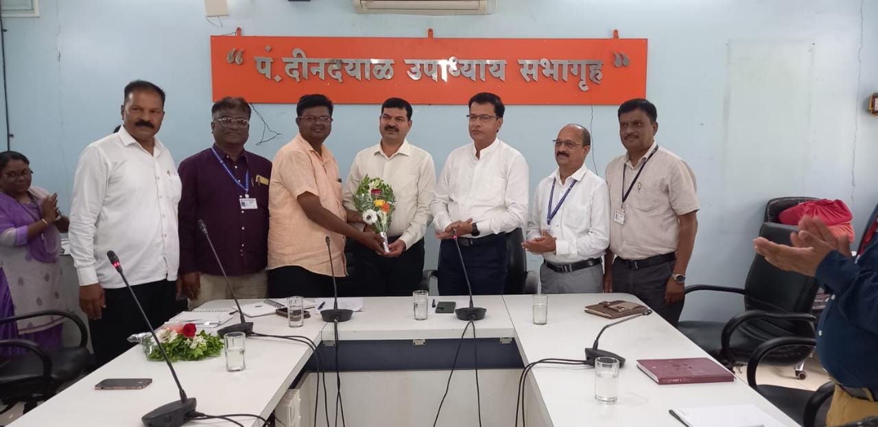 जनसंवाद सभेमध्ये सुचना केलेली कामे पुर्ण केल्याबद्दल नागरिकांकडून क्षेत्रीय अधिकाऱ्यांचा सत्कार