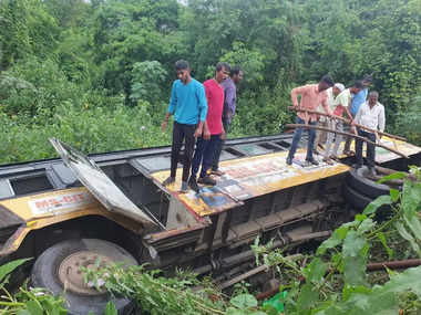 भीमाशंकरला जाताना एसटी बसला अपघात, बस २० फूट खोल कोसळली
