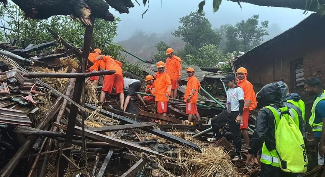रायगडच्या इर्शाळवाडीत दरड कोसळली, अनेक जण बेपत्ता, NDRF ची बचाव पथकं घटनास्थळी
