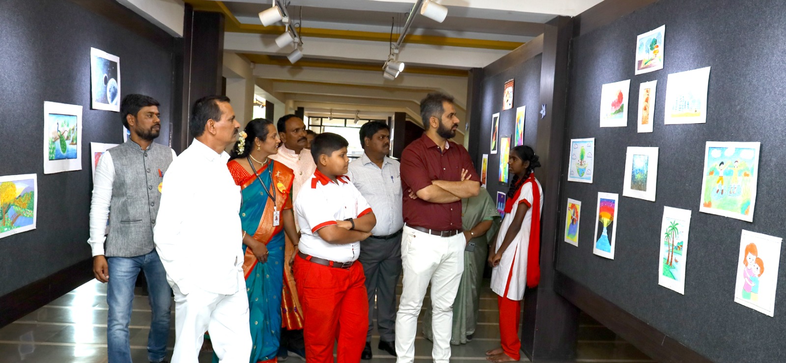 महापालिका शाळेतील विद्यार्थी साहिल कांबळे याने रेखाटलेल्या निसर्ग चित्रांचे चिंचवडमध्ये भव्य प्रदर्शन