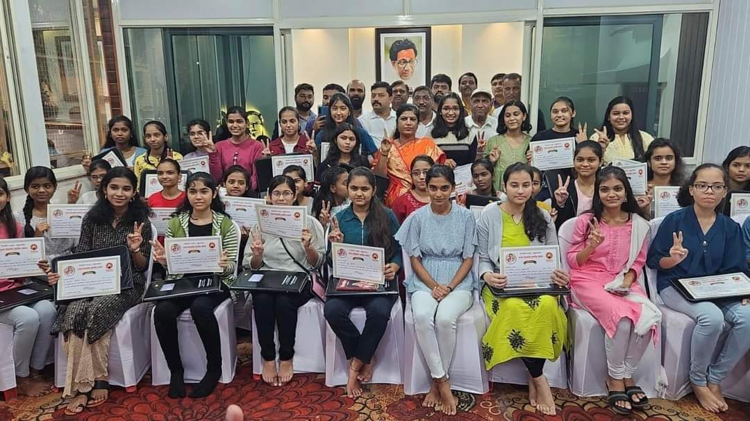उद्धव ठाकरे यांच्या वाढदिवसानिमित्त १० वी, १२ वी तील गुणवंत विद्यार्थ्यांचा गौरव