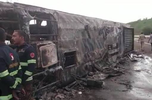 बुलढाण्यात समृद्धी महामार्गावर प्रवासी बसचा भीषण अपघात, २५ प्रवासी जागीच ठार