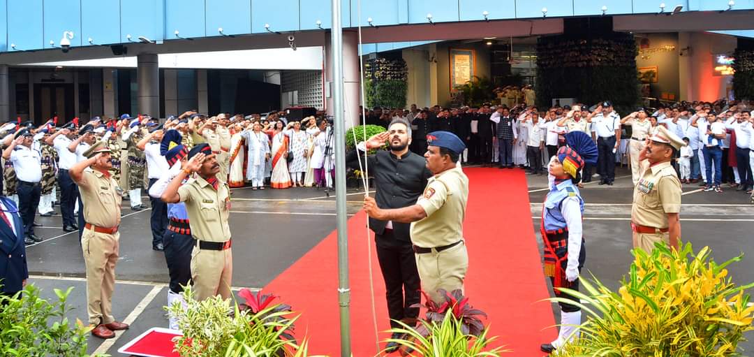 पिंपरी चिंचवड महापालिकेत आयुक्त तथा प्रशासक शेखर सिंह यांच्या हस्ते ध्वजारोहण