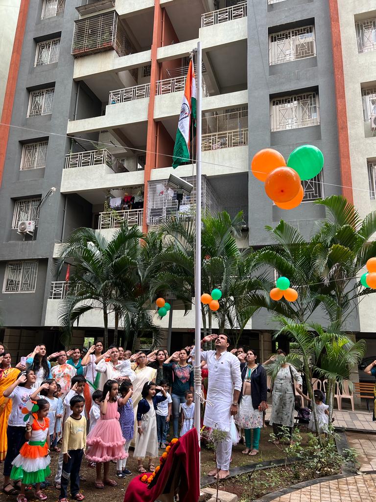पिंपळे सौदागर, रहाटणी परिसरातील शाळा तसेच सोसायट्यांमध्ये शत्रुघ्न काटे यांच्या हस्ते ध्वजारोहण