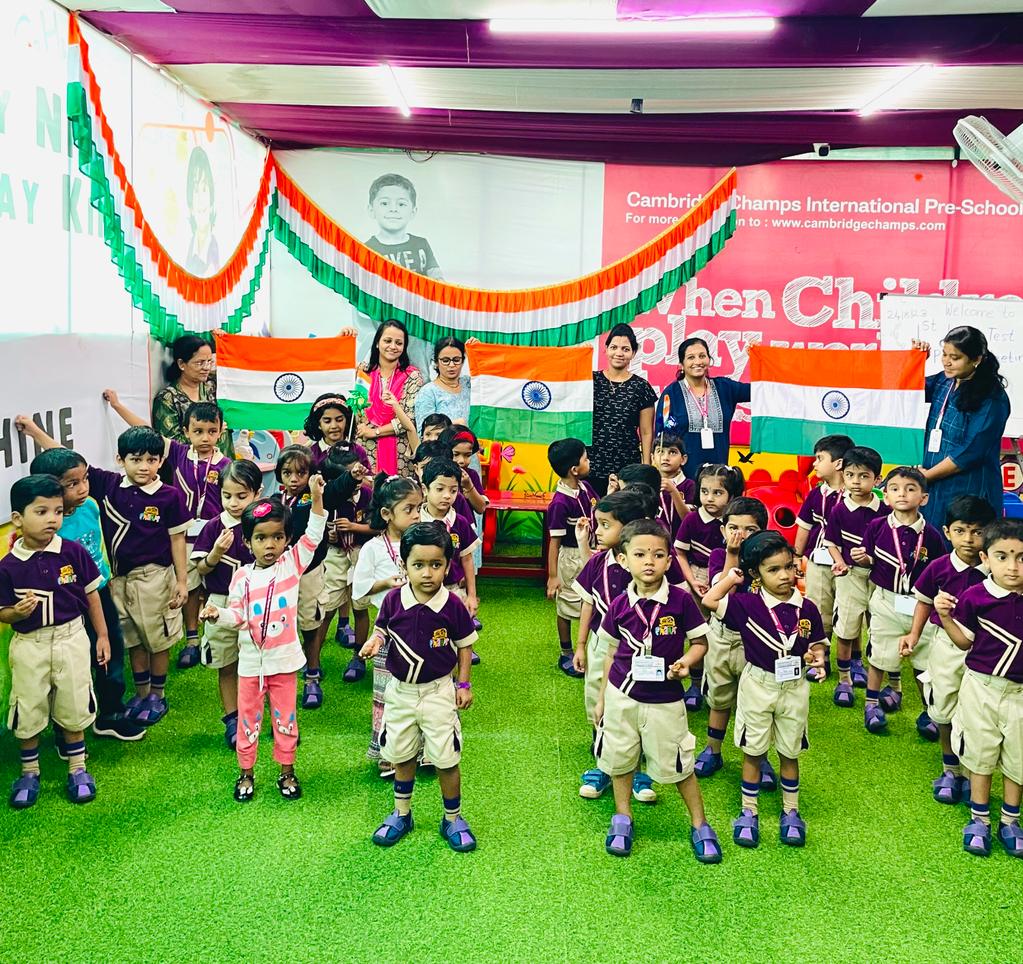 चांद्रयान-३ मोहीम फत्ते.. कृष्णानगर येथील केंब्रिज चाम्स स्कूलमधील चिमुकल्यांचा जल्लोष