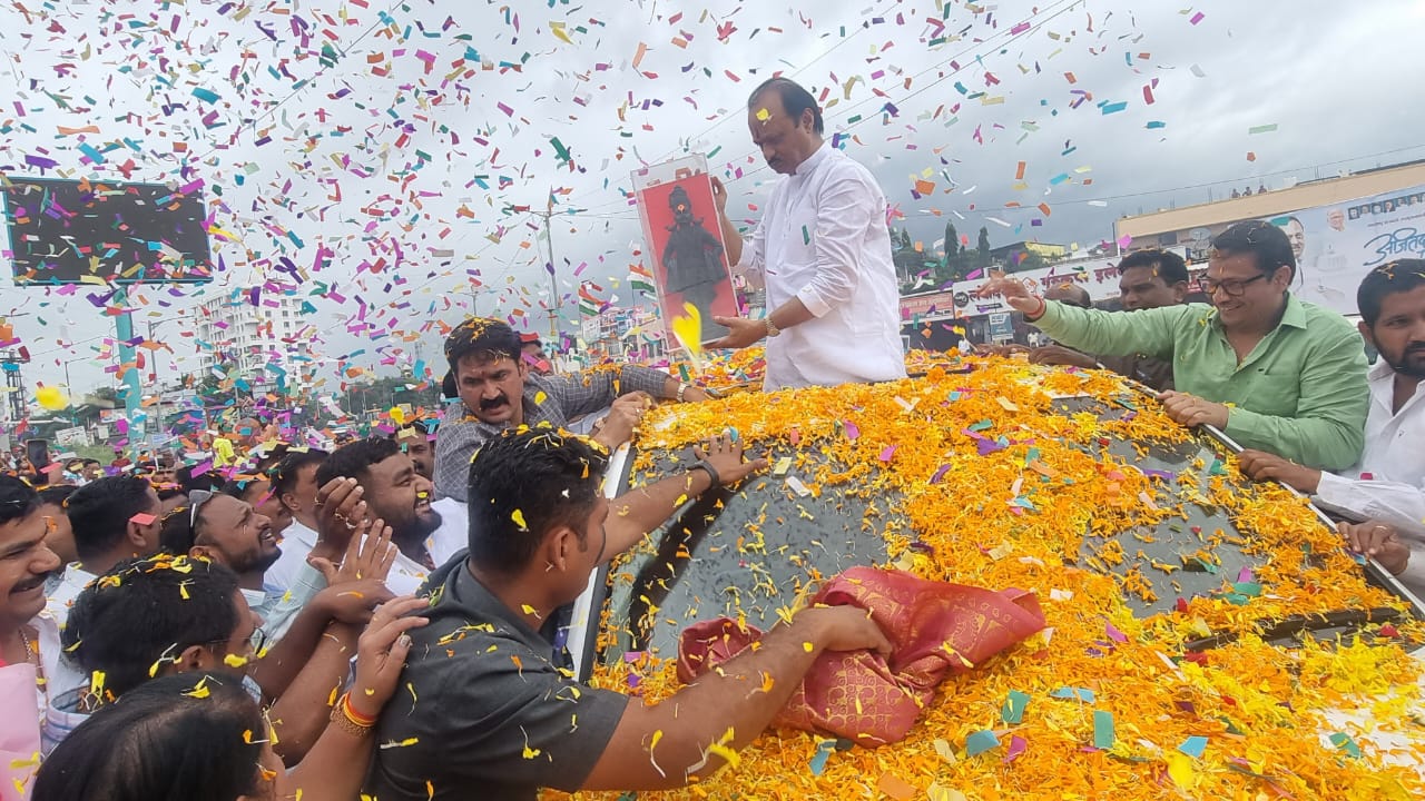 पिंपरी चिंचवडमध्ये अजितदादांचे‌ भव्य स्वागत, जेसीबीमधून फुलांची उधळण