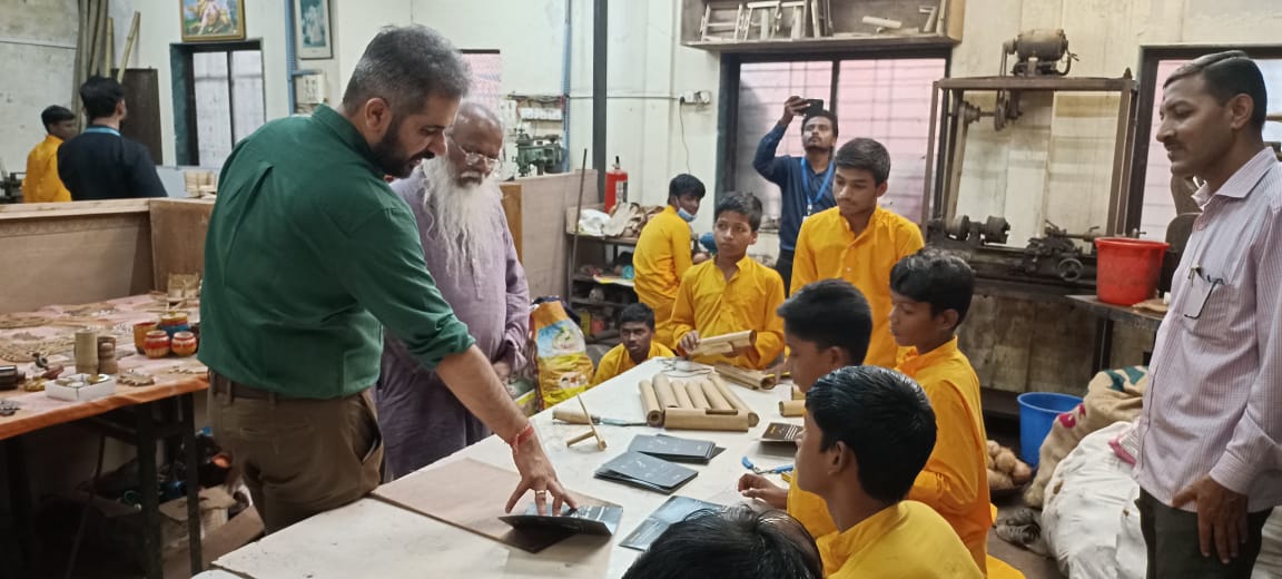 चिंचवड येथील क्रांतिवीर चापेकर स्मारक समितीच्या “पुनरुत्थान समरसता गुरुकुलम” संस्थेला आयुक्त शेखर सिंह यांची भेट