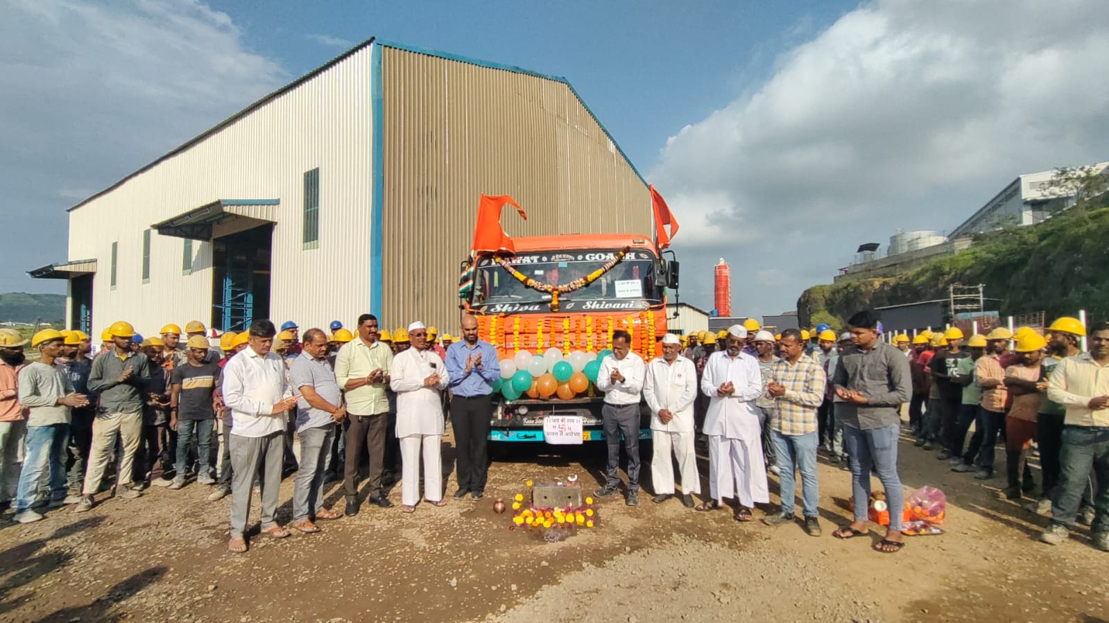 अयोध्येतील नियोजित श्रीराम मंदिरासाठी मावळातून स्ट्रॉम वॉटर ड्रेन मटेरियल; कामागारांना मिठाई वाटून कंटेनर अयोध्येकडे रवाना