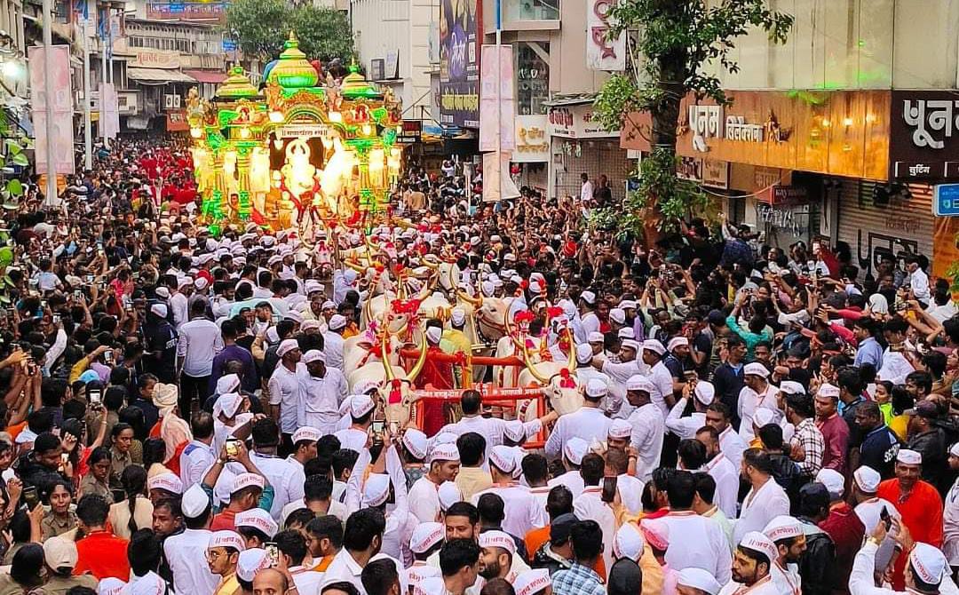 श्रीमंत दगडूशेठ हलवाई गणपतीच्या मिरवणुकीला भाविकांची मोठी गर्दी