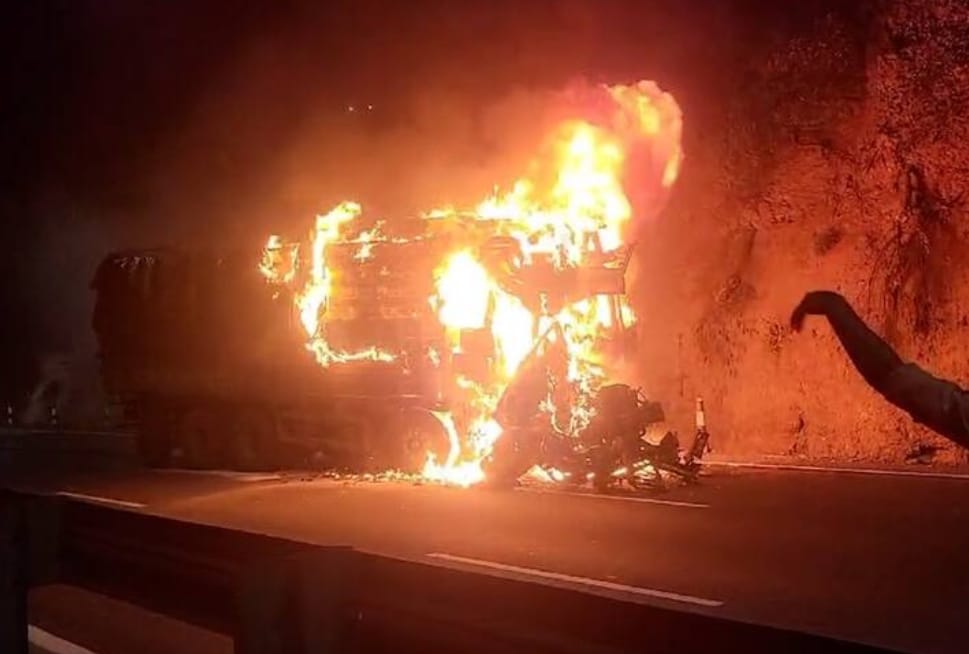 पुण्यातील नवले पुलाजवळ ट्रकचा भीषण अपघात, आगीत होरपळून चौघांचा मृत्यू