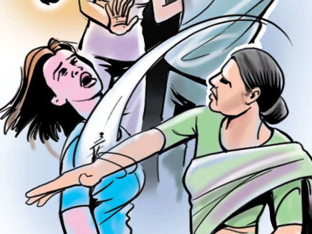 हक्कसोड पत्रावर सही न केल्याने लहान बहिणीला रस्त्यात अडवून मारहाण