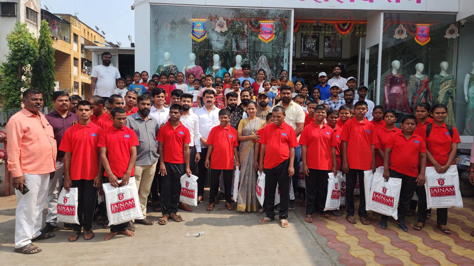 दिवाळीनिमित्त नाना काटे सोशल फाऊंडेशनतर्फे अनाथ आश्रमातील मुलांना कपडे भेट..!