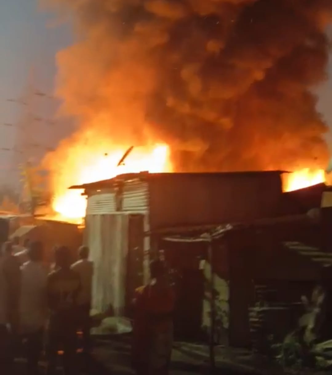 निगडीत भंगार दुकानाला भीषण आग; शेजारील दोन घरे जळून खाक